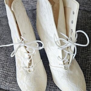 Vintage (1980s)Lacey Studio 6 Madonna White Lace Pointy Boots. Size 7.